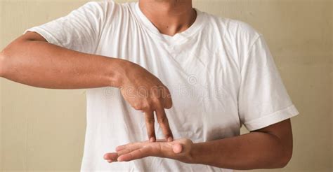 Toradh íomhá ar Sign Language Hand Gestures for Being Save