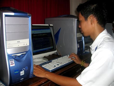 Toradh íomhá ar Student Computer Use Pic