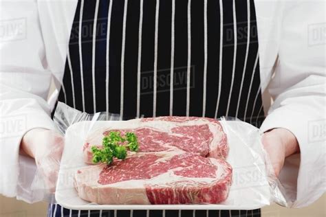 Toradh íomhá ar Person Holding Steak