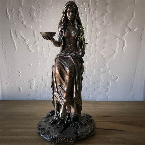 Pythia Oracle of Delphi に対する画像結果