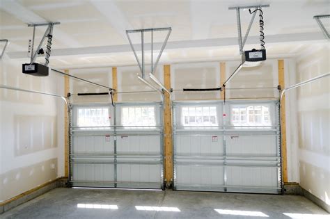 Toradh íomhá ar How to Hang a Garage Door