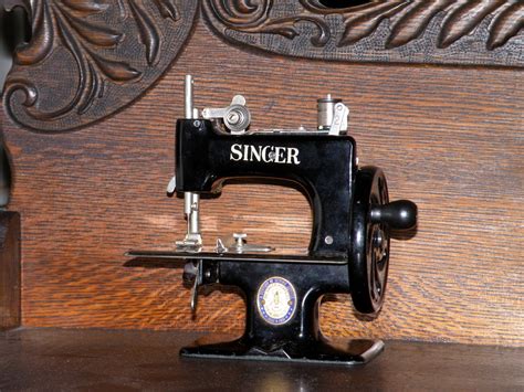 Afbeeldingsresultaten voor Smallest Sewing Machine