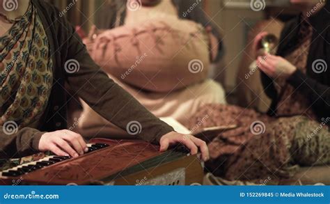 Toradh íomhá ar Outdated Clothes