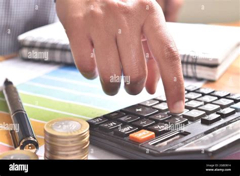 Computer Doing a Calculation માટે ઇમેજ પરિણામ