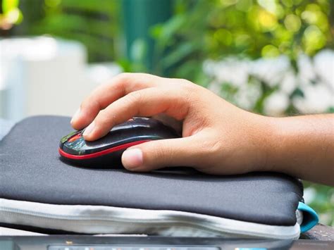 Hand On Computer Mouse above View ਲਈ ਪ੍ਰਤੀਬਿੰਬ ਨਤੀਜਾ