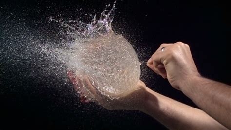 Toradh íomhá ar Water Balloon Slow-Motion