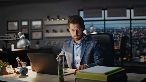 Toradh íomhá ar Computer Man Talking to Boss