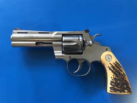 Hand Aiming Colt Python に対する画像結果