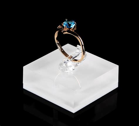 Acrylic Ring Display に対する画像結果