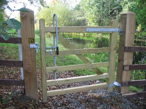 Afbeeldingsresultaten voor Two-Way Self Closing Gate