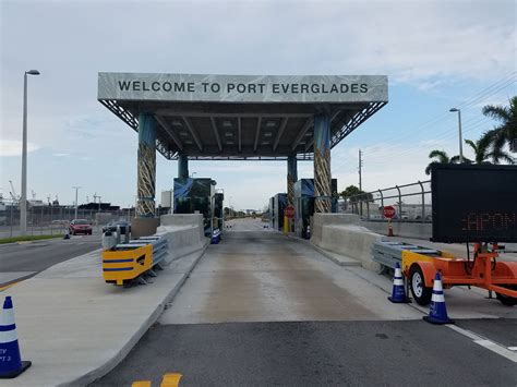 Security Checkpoint Booth に対する画像結果