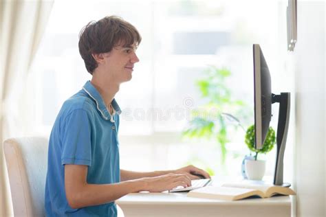 Afbeeldingsresultaten voor Doing Homework Online Class