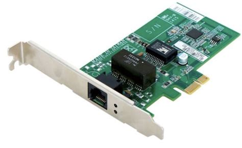 Toradh íomhá ar Computer Network Card Being Installed