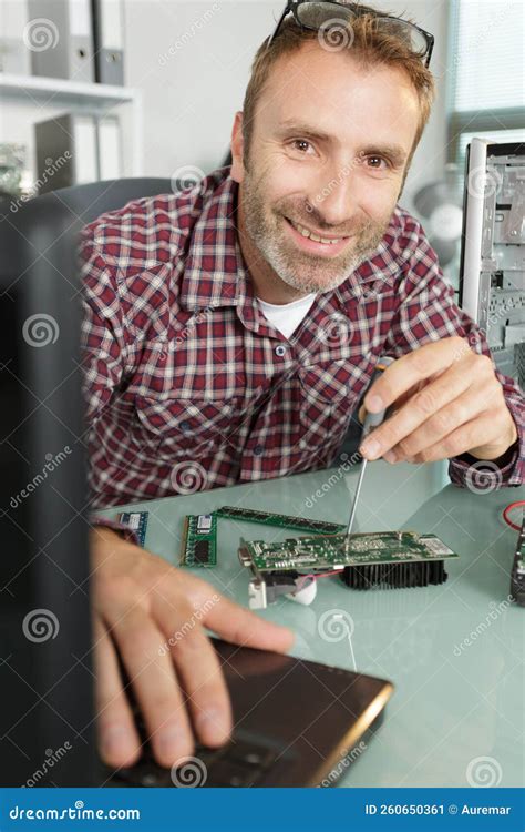 Guy Fixing Computer に対する画像結果