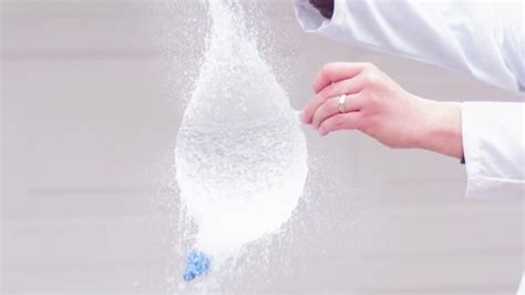 Toradh íomhá ar Water Balloon Slow-Motion