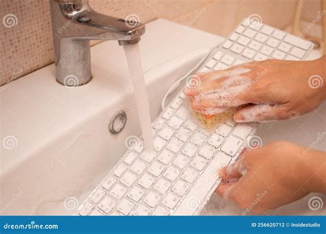 Someone Washing a Computer for Drawing に対する画像結果