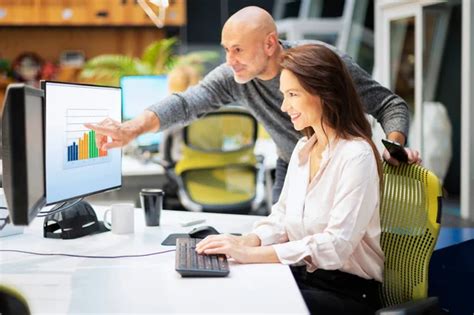 Toradh íomhá ar 3 People Using a Computer
