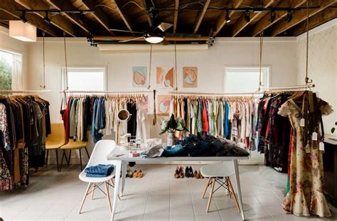 Inviting Storefront に対する画像結果