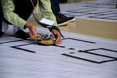 Image result for Lomba Robot Line Follower Dunia