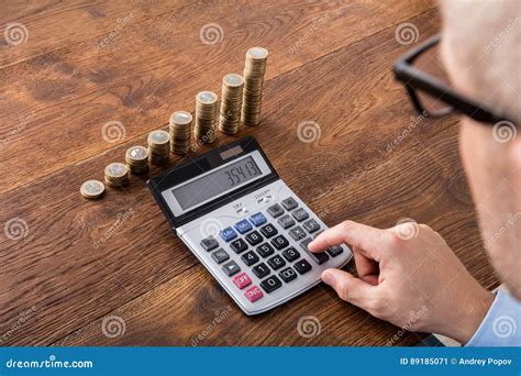 Computer Doing a Calculation માટે ઇમેજ પરિણામ