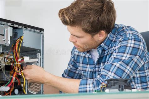 Guy Fixing Computer に対する画像結果