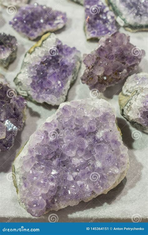 Toradh íomhá ar Geode Crystal Background