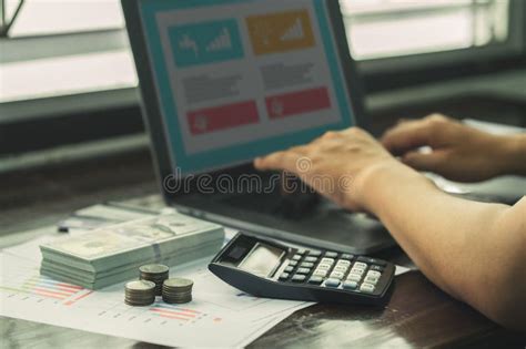 Afbeeldingsresultaten voor 3 People Using a Computer