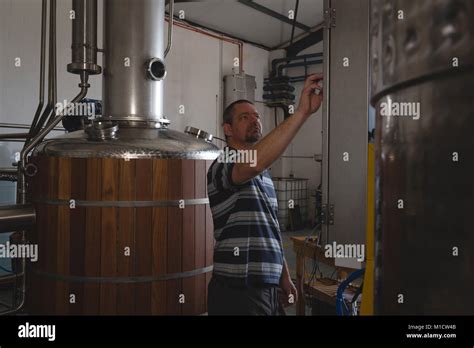 Worker Operating a Machine に対する画像結果