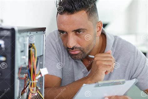 Guy Fixing Computer に対する画像結果