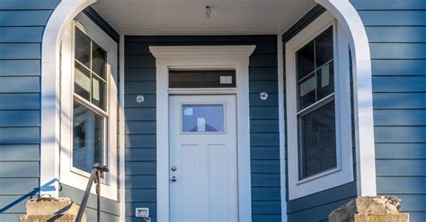 How to Install Outside Light On Vinyl Siding に対する画像結果