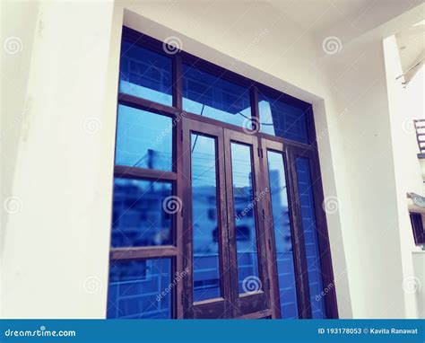 Toradh íomhá ar Blue Glass Window Frame Texture