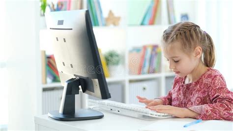 Toradh íomhá ar Do Homework On the Computer Drawing