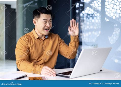 Toradh íomhá ar Computer Man Talking to Boss