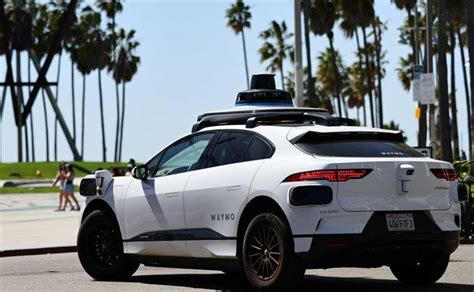 Waymo Robotaxi Boot に対する画像結果