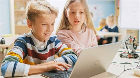 Toradh íomhá ar Children On Computer
