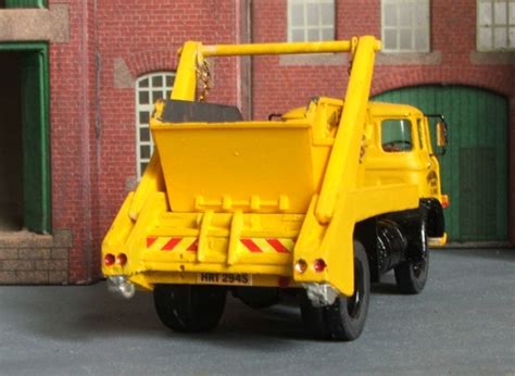 Tractor-Drawn Skip Loader に対する画像結果