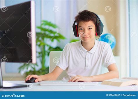 Toradh íomhá ar Person On Computer with Homework