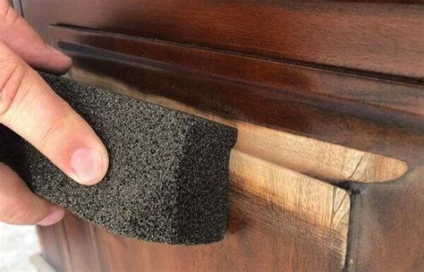 How to Remove Old Paint From Wood Trim に対する画像結果