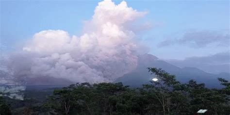 Mount Semeru: Indonesia raises alert to highest level as volcano erupts ...
