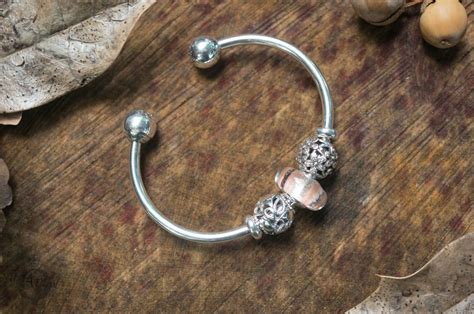 Afbeeldingsresultaten voor How to Open a Solid Pandora Bangle