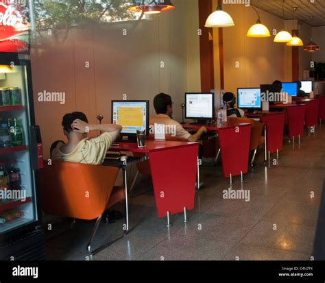 Internet Cafe Computer Table に対する画像結果