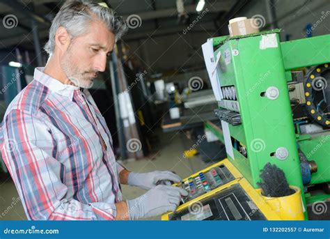 Worker Operating a Machine に対する画像結果