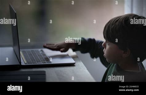 Toradh íomhá ar Boy Using Computer Bing