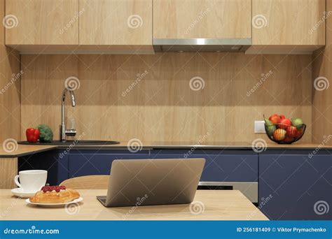 Afbeeldingsresultaten voor Kitchen Table with Computer