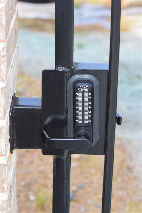 تصویر کا نتیجہ برائے Outdoor Gate Locks and Cameras