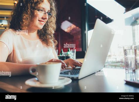 Woman Using Laptop Computer に対する画像結果