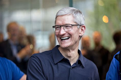 Afbeeldingsresultaten voor Tim Cook Photo