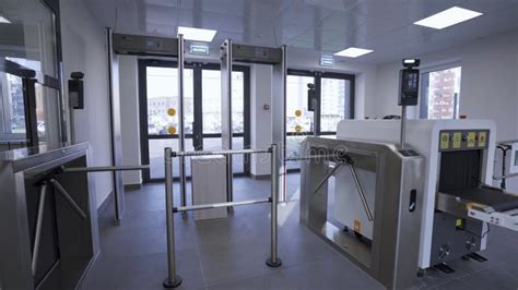 Toradh íomhá ar Security Checkpoint In Building