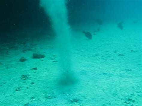 Toradh íomhá ar Water Tornado Underwater
