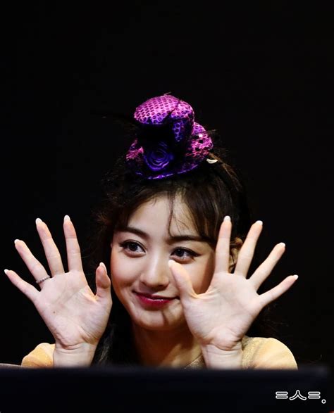 Jihyo Pic with Crown に対する画像結果